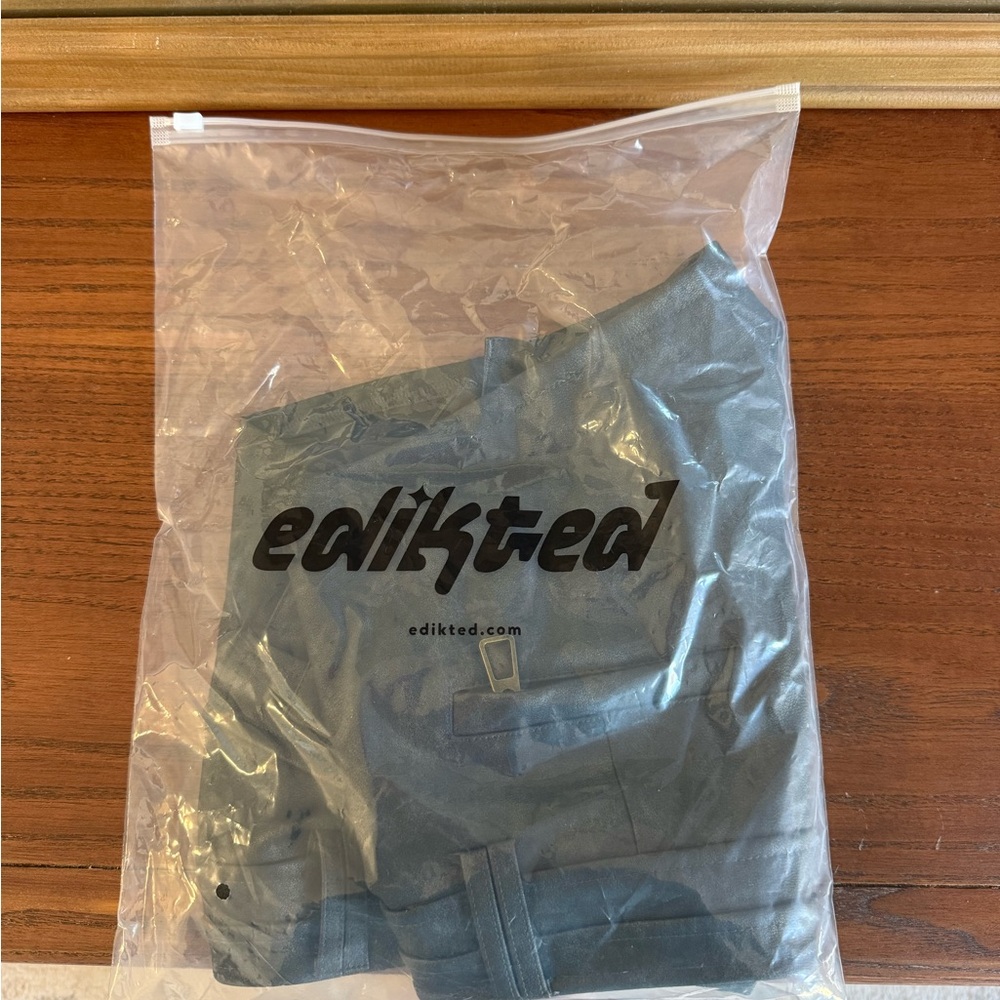 Edikted Black Cargo Shorts for Women - Picture 4 of 4